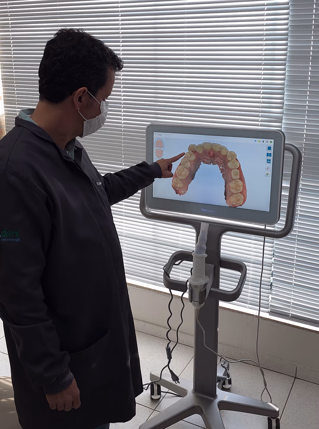 Monitor do escâner intraoral exibindo o modelo digital de uma arcada, no consultório da Wedent